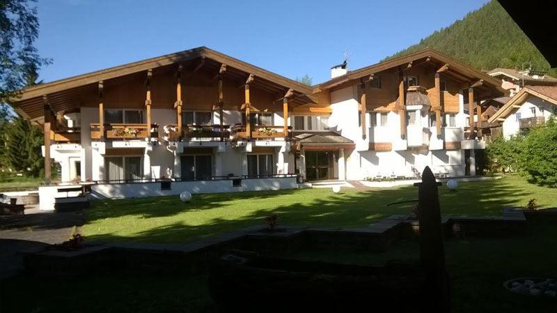 Residenza E Appartamenti Le Colonnine Pozza di Fassa Exterior photo